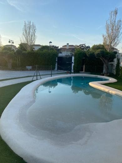 Chalet con piscina y terreno de 722 m2 - Imagen 1